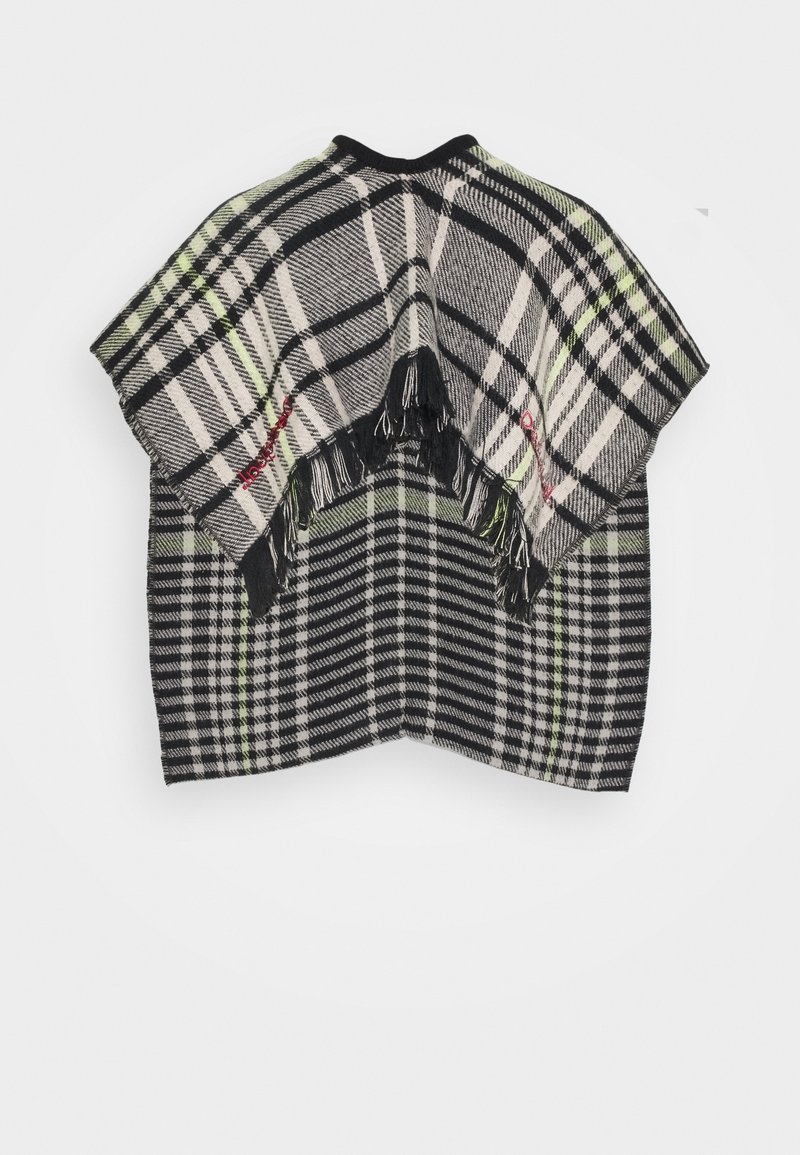 Poncho à carreaux noir, blanc et vert avec des bords à franges et un texte rouge brodé de chaque côté, présenté sur un fond blanc uni.