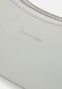 Calvin Klein SOFT CROSSBODY - Τσάντα χιαστί - pearl grey