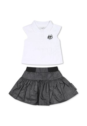 Ensemble deux pièces comprenant une chemise polo blanche avec un devant plissé et un logo de chat noir, assortie d'une jupe noire évasée avec une taille élastique.