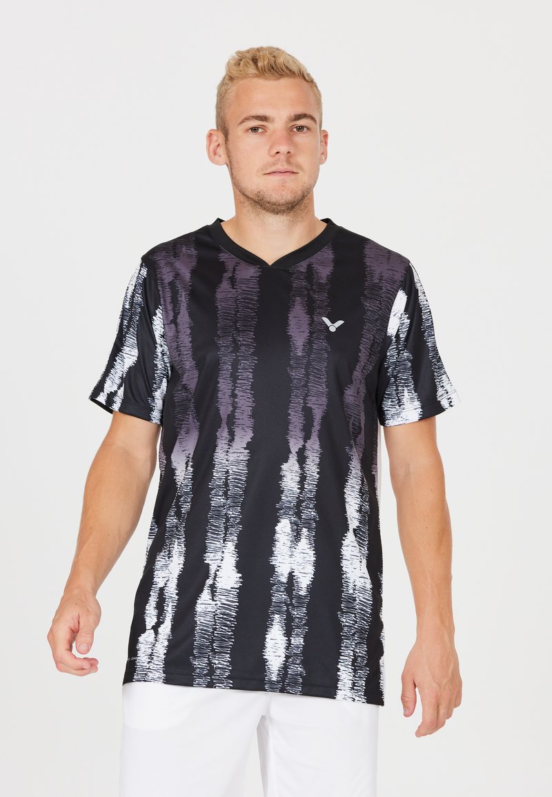 Sort og grå V-hals T-shirt med vertikale penselstræk mønstre, lavet af et glat, åndbart stof med korte ærmer.