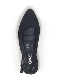 Décolleté in suede nero con punta affilata, tallone aperto e cinturino alla caviglia. La soletta imbottita presenta fori per la traspirabilità. Marca: Gabor.