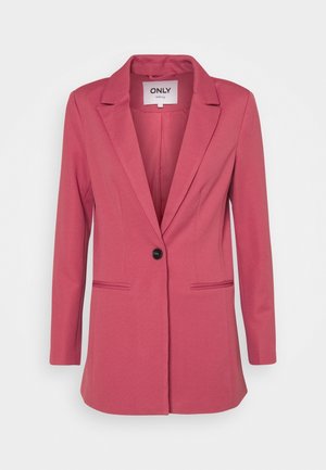 Blazer de mujer en rosa polvoriento con un solo botón, solapas con muesca y dos bolsillos delanteros con abertura, presentado sobre fondo liso.