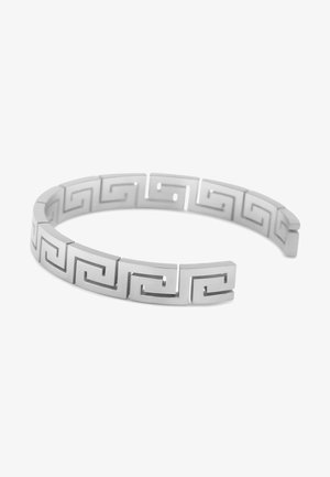Pulsera de puño de plata que presenta un patrón geométrico de llave griega. El diseño es liso, con un acabado pulido y una estructura abierta para facilitar su uso.