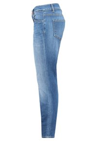 Slim-fit modré džínové kalhoty z boku, s zadní kapsou, přední kapsou a poutky na pás na bílém pozadí.