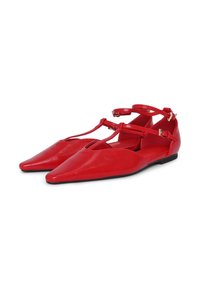 Rote Leder-Ballerinas mit spitzen Zehen, Ausschnitt-Design und dünnen Knöchelriemen. Glatte Textur und flache schwarze Sohle.