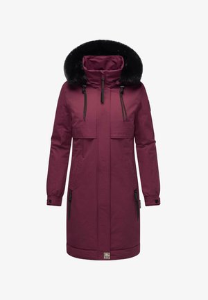 Burgundy parka jakk sisaldab vale karvaga kapuutsi, lukuga taskuid ja reguleeritavaid nööre, millel on põlveni ulatuv disain ja sile tekstuur.