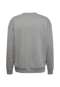 Sudadera gris con cuello redondo, costuras de hombro caídas, puños y bajo de canalé; textura suave y ajuste casual.