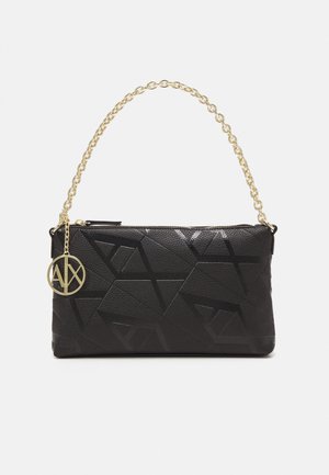 Schwarze rechteckige Handtasche mit geprägtem geometrischem Muster, goldener Kettenriemen und rundem goldfarbenem Logoanhänger, der in der Nähe des Reißverschlusses hängt.