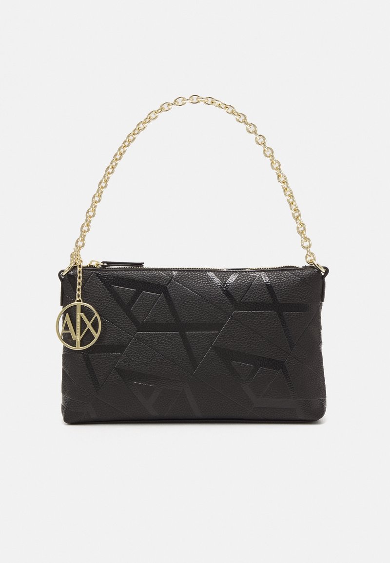 Sac à main rectangulaire noir avec motif géométrique en relief, bandoulière en chaîne dorée et pendentif logo rond doré suspendu près de la fermeture éclair.
