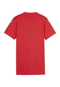 T-shirt rosso a maniche corte realizzato in tessuto leggero e liscio. Presenta un design semplice con colletto a girocollo e senza motivi o grafiche visibili.