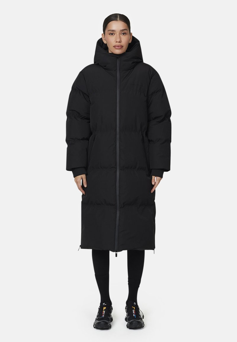 Lungo cappotto imbottito nero con colletto alto e cappuccio, dotato di chiusura frontale con zip e sezioni trapuntate per l'isolamento.