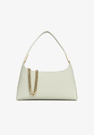 Sac à épaule en cuir gris clair avec détail chaîne dorée et anse unique, base rectangulaire et embossage subtil de la marque sur le devant.