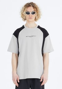 Unselected, grau