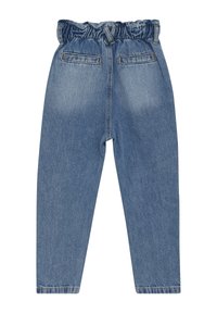 Denimjeans med elastiskt midjeband, ljusblå tvätt, femficksdesign och avsmalnande ben. Har synlig sömnad och en slät yta.