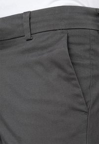 Szare spodnie wykonane z gładkiego materiału o dopasowanym kroju, z płaskim przodem i standardowymi kieszeniami, zaprojektowane do codziennego noszenia.