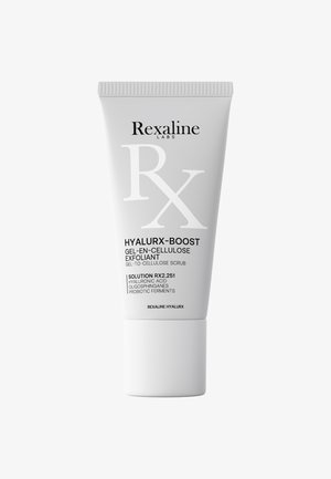 Tube bianco con tappo rigato; etichettato "Rexaline Labs HyalurX-Boost Gel-en-Cellulose Exfoliant" con dettagli del prodotto in testo nero.