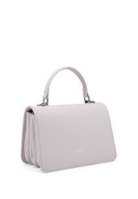 Sac à main lavande clair en matériau texturé, avec un design structuré, une poignée supérieure et un détail de logo doré sur le devant.