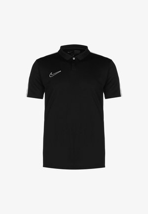 Schwarzes Polo-Shirt aus Baumwolle, mit Kragen, kurzen Ärmeln und einem weißen Nike-Logo auf der linken Brust sowie Akzenten an den Schultern.
