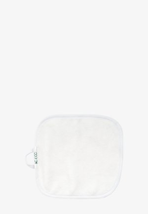 Carré blanc en coton réutilisable pour démaquillage, avec des bords arrondis et une petite boucle en tissu sur un côté.