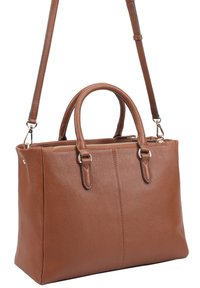 Sac à main en cuir marron avec un design structuré. Dispose de deux anses supérieures, d'une bandoulière amovible et d'une fermeture éclair.