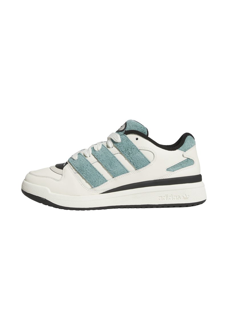 Baskets blanches avec des rayures en suedine teal, accents noirs et semelle en caoutchouc texturé. Présente un design à lacets et des détails de marque.