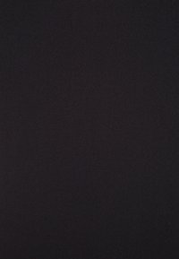 Tissu texturé noir uni avec un motif de tissage fin et uniformément espacé visible sur toute la surface.