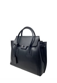 Czarna skórzana torebka na dwa uchwyty, o strukturalnym kształcie, gładkiej fakturze oraz z zapięciem na przednim klapie z metalowym akcentem.