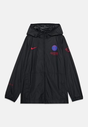 Schwarze leichte Jacke mit Kapuze, ausgestattet mit rotem Nike-Logo, blauem PSG-Emblem und dem Text "QATAR AIRWAYS". Mit Reißverschluss und Seitentaschen.