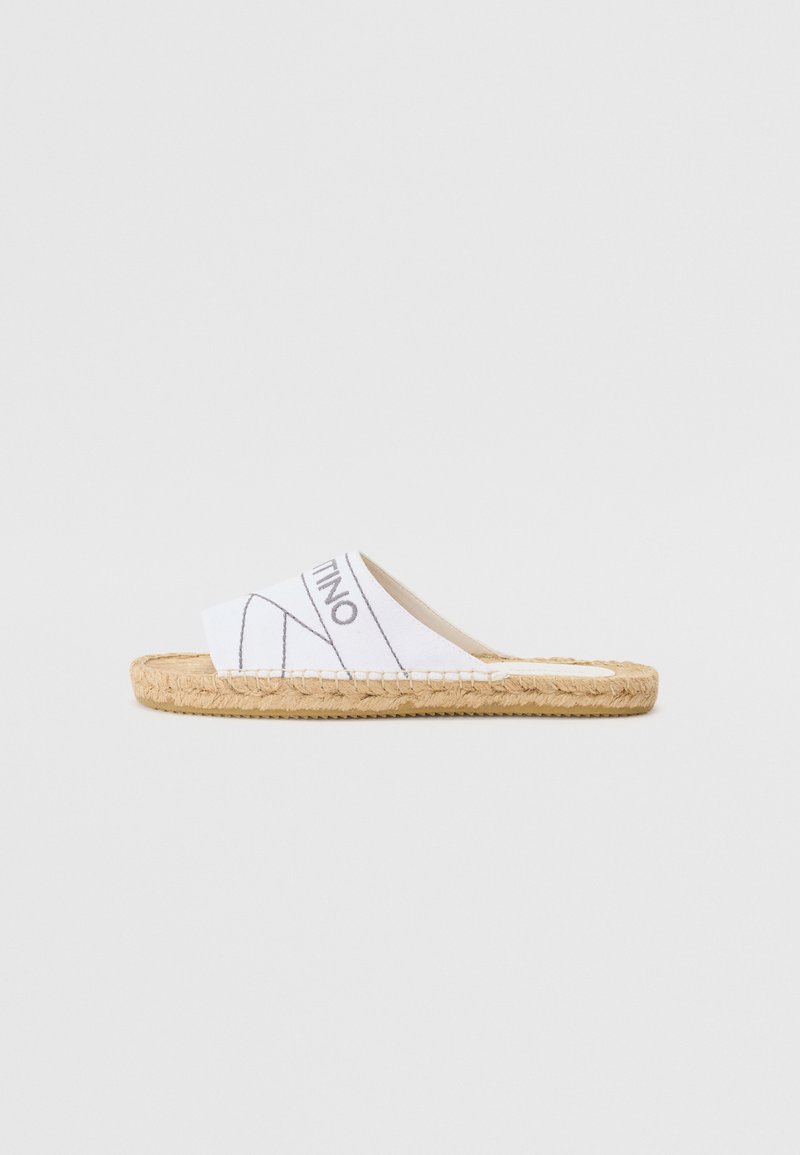 Baltos slip-on espadrilės su siuvinėjimu ir logotipu, turinčios jūtų virvės padą ir plokščią dizainą. Glotnus audinio viršus.