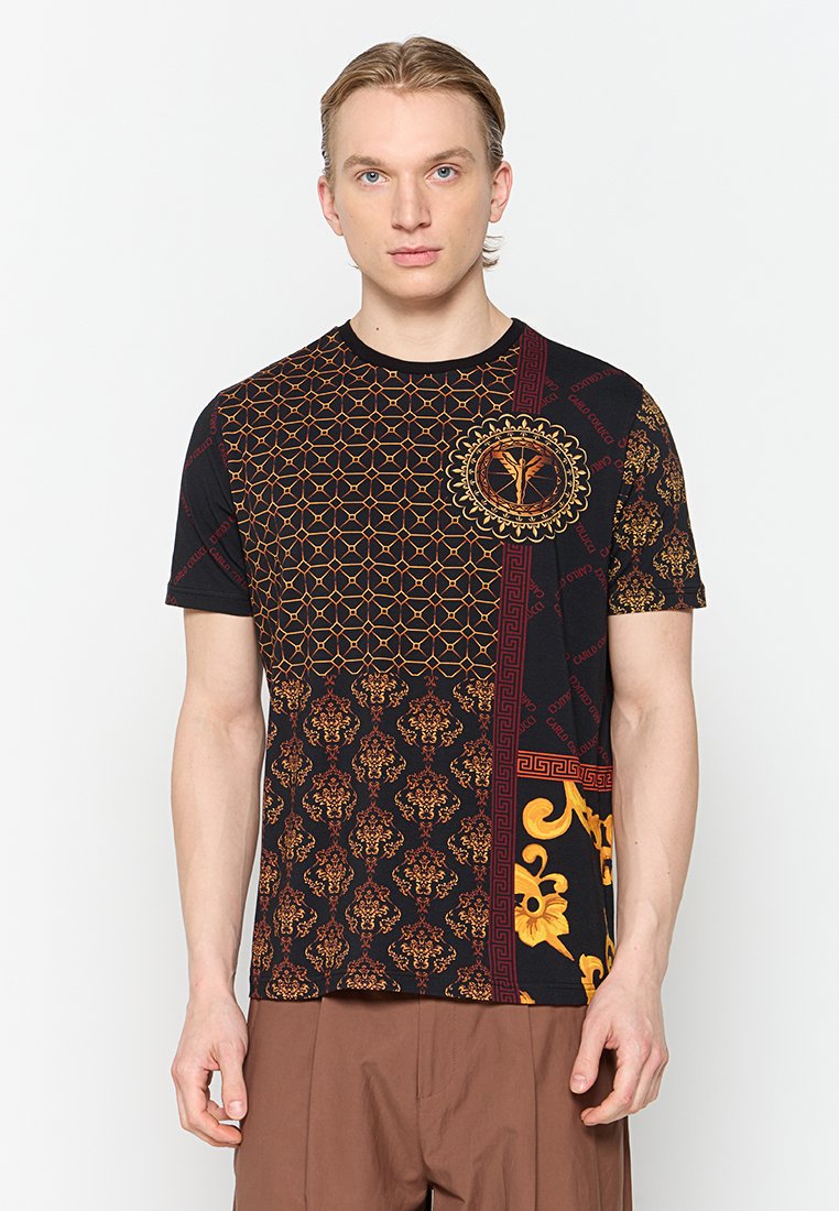 Schwarzes Kurzarm-T-Shirt mit goldenen geometrischen und floralen Mustern, runder Ausschnitt und verschiedenen strukturierten Stoffdetails.