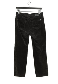 Pantaloni in corduroy neri con design a gamba dritta, dotati di due tasche posteriori con dettagli di cucitura e una texture liscia.