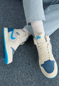 Jordan AIR JORDAN 1 ZM CMFT 2 - Sneakers alte - sail/dark powder blue/blue grey/light silver/industrial blue/coconut milk