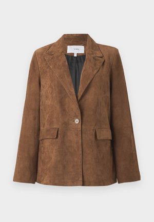 Brun suedepå jakke med en skarp krage, én knappåpning, to frontlommer og en glatt innerforing. Klassisk skreddersydd design.