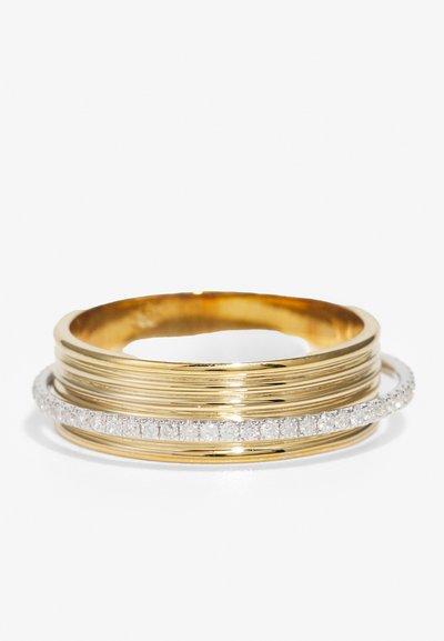 Inel multi-band cu tonuri aurii, având un design neted și rotunjit, cu caneluri texturate și o bandă cu accent de diamant pavé.