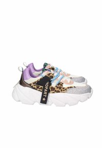 Sneaker multicolori con un mix di materiali: stampa animale, glitter e pannelli testurizzati. Suola bianca spessa, lacci a contrasto e branding.