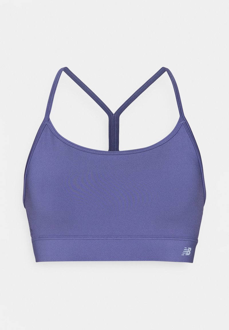 Sujetador deportivo púrpura con tirantes delgados que forman una forma de Y en la parte posterior, tejido suave y un pequeño logotipo reflectante de New Balance en la esquina inferior derecha.