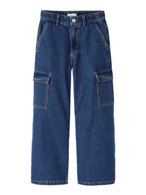 Pantalons cargo en denim bleu foncé, avec une coupe large, deux poches latérales et deux grandes poches cargo avec des coutures contrastantes.