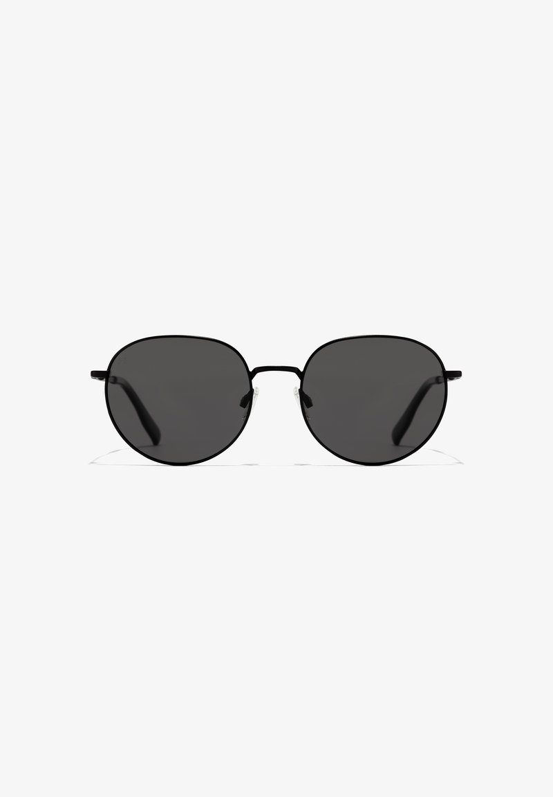 Ochelari de soare ovali cu lentile de culoare gri închis și un cadru subțire din metal negru. Prezintă un design minimalist cu brațe drepte și subțiri.