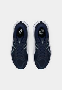 Męskie buty sportowe w kolorze granatowym z siateczkowym wierzchem, odblaskowymi akcentami, sznurowanym zapięciem oraz białą podeszwą. Posiadają logo na języku oraz wyściółkę amortyzującą.