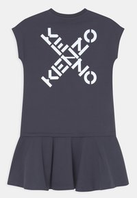 Robe courte navy avec des manches courtes, jupe évasée et motif textuel abstrait blanc entrecroisé sur la poitrine.