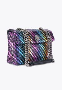 Tkana torebka z wzorem w wielokolorowe paski w kolorach czarnym, fioletowym, niebieskim i złotym; wyposażona w srebrne łańcuchy i ozdobny zatrzask.