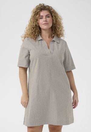 Randig kortärmad klänning i beige och marinblå, har en krage, en något lös passform och en knälång fåll med sömdetaljer.
