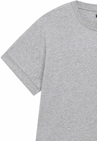T-shirt gris à manches courtes avec un col rond. Le tissu semble doux et décontracté, idéal pour un usage quotidien.