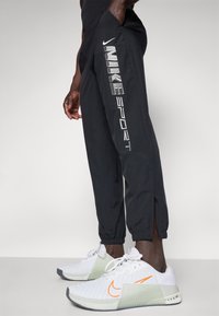 Nike Performance FORM PANT - Pantalones deportivos - black/metallic silver