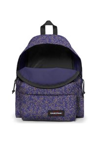 Mochila morada con interior negro, con un diseño salpicado, correas ajustables, bolsillo frontal y una asa superior.