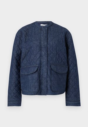 Quilted denimjakke i mørk blå. Har rund hals, frontglidelås og to store klaftpokker. Glatt tekstur med synlige sømmer.