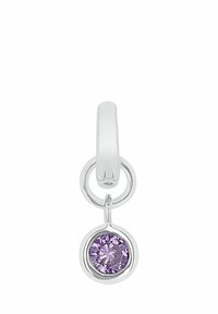 Orecchino in argento con design circolare, caratterizzato da una gemma viola nella parte inferiore, saldamente attaccato a un anello. Finitura metallica liscia.