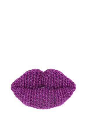Purpurowa dzianina w kształcie ludzkich ust, ukazująca teksturę ściegu na białym tle.