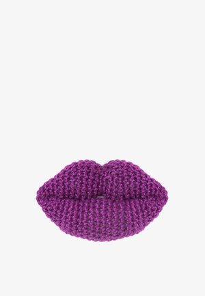 Purpurowa dzianina w kształcie ludzkich ust, ukazująca teksturę ściegu na białym tle.