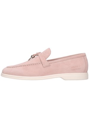 Rosa Wildlederschuh im Boot-Stil mit abgerundetem Zehenbereich, gestickten Details und einem dekorativen Schnürsenkel. Weiße Gummisohle und geprägtes Branding an der Seite.